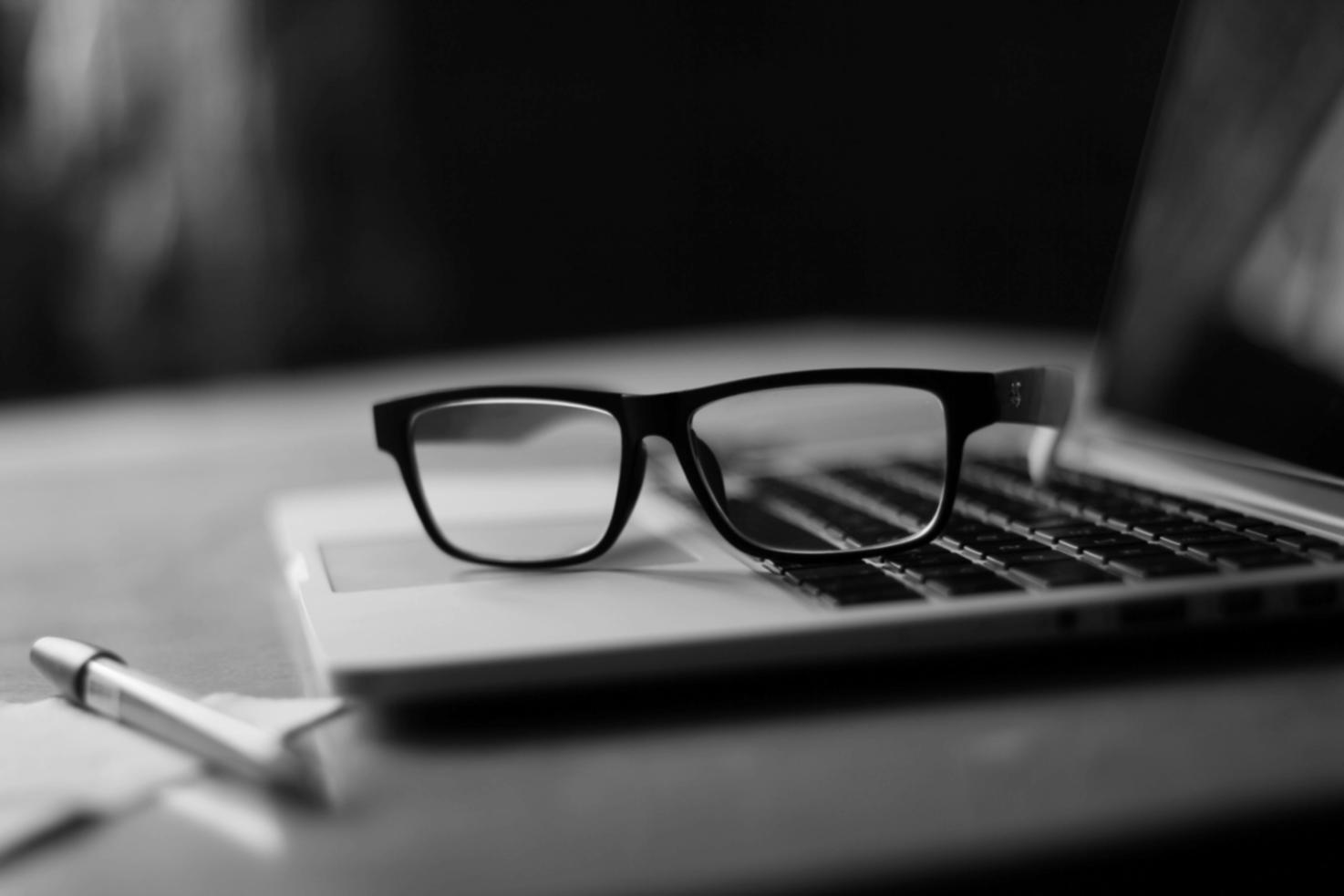 Sesión de formación empresarial con participantes analizando documentos financieros
