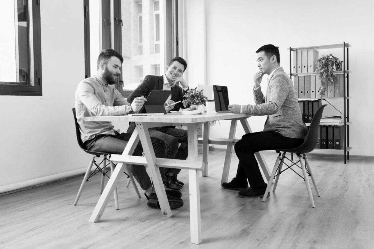 Equipo de xilomavienturadeso trabajando en análisis financiero